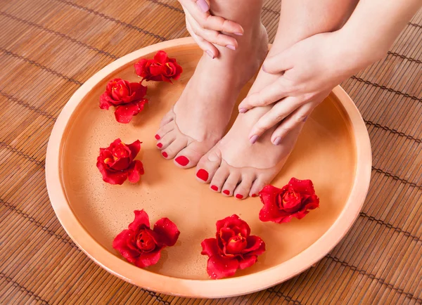 Γυναικεία πόδια να πάρει άρωμα θεραπεία — Φωτογραφία Αρχείου