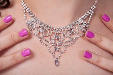 Kadının boyun ve onun güzel kolye