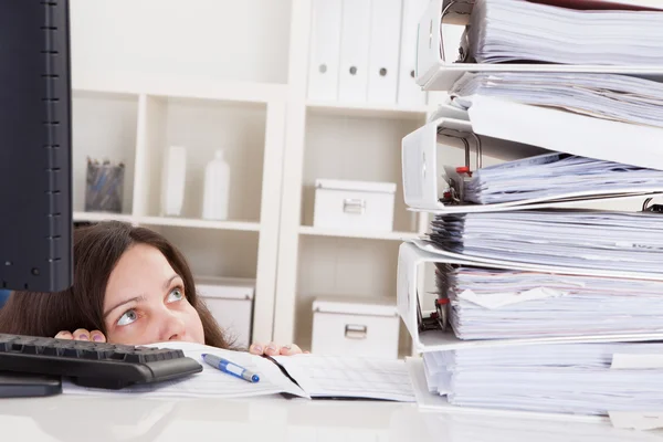 Businesswoman Looking At Stack Of Folders — Stock Photo, Image