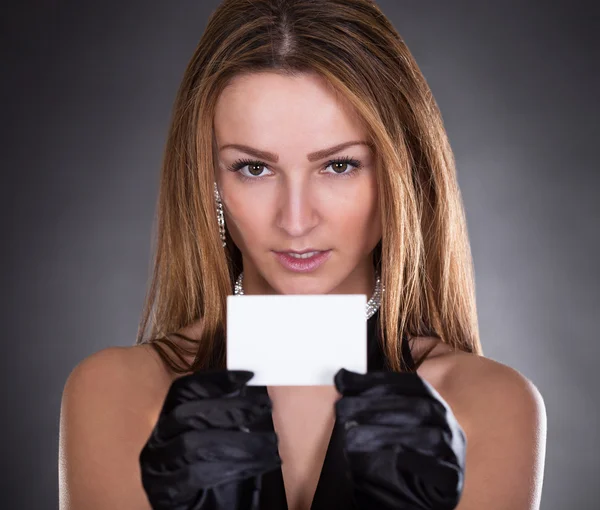 Молода жінка тримає візитну картку — стокове фото