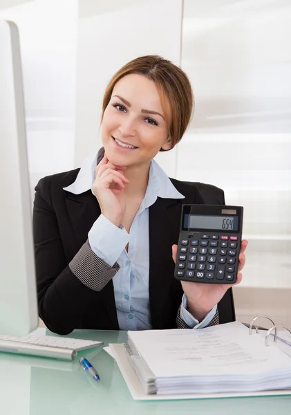 Femme d'affaires montrant la calculatrice — Photo