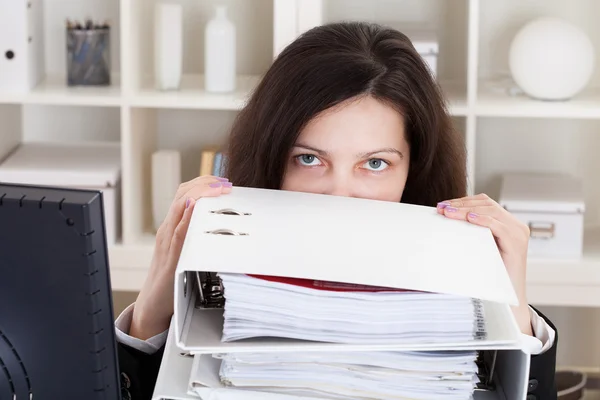 Stressad kvinna som arbetar på kontor — Stockfoto