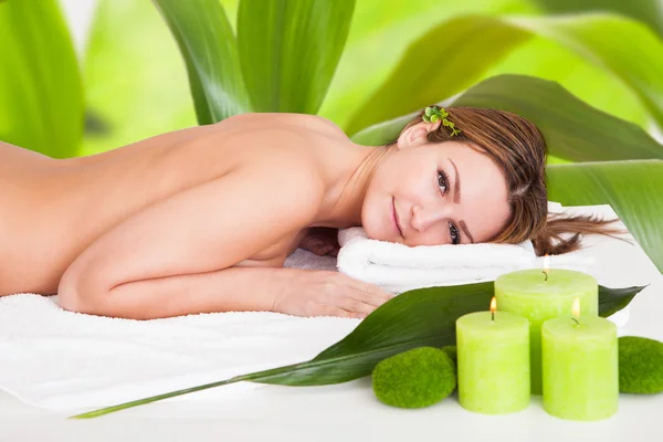 Mujer joven relajándose en el spa — Foto de Stock