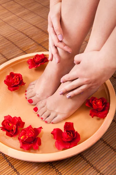Női lábak egyre Aroma terápia — Stock Fotó