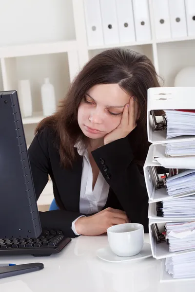 Mulher estressada dormindo no escritório — Fotografia de Stock