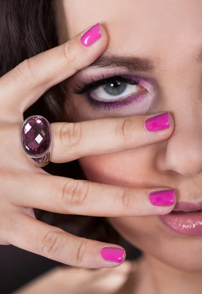 Mujer joven con barniz de uñas rosa — Foto de Stock