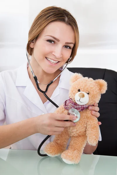 Ärztin untersucht Teddybär — Stockfoto