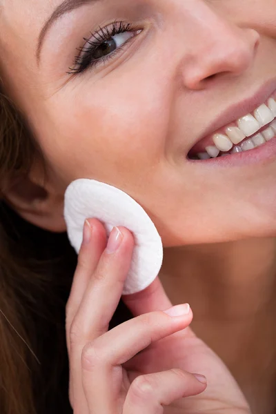 Mujer limpiando su cara — Foto de Stock