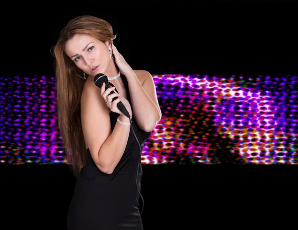Jovem cantora feminina — Fotografia de Stock