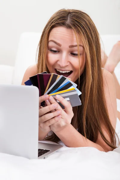 Vrouw winkelen met credit card — Stockfoto