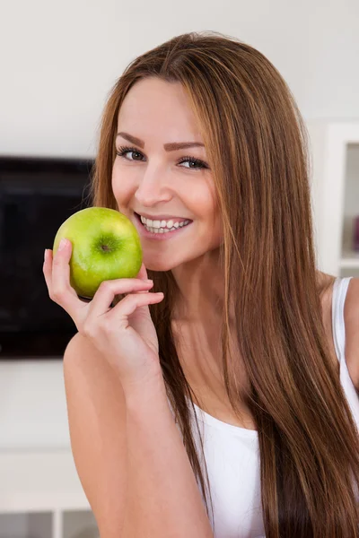 녹색 사과 들고 행복 한 젊은 여자의 초상화 — 스톡 사진