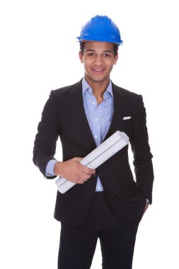 genç bir erkek mühendis holding blueprint