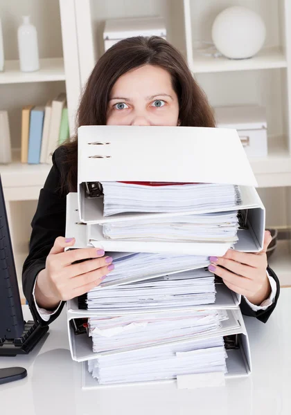 Stressad kvinna som arbetar på kontor — Stockfoto