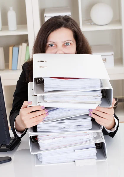 Mulher estressada trabalhando no escritório — Fotografia de Stock