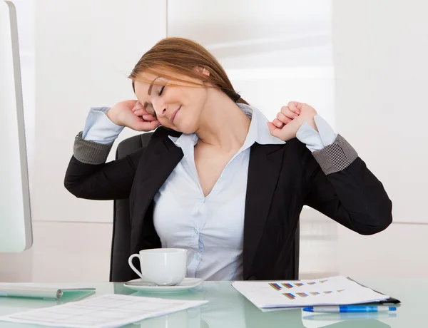 Femme d'affaires étirant dans le bureau — Photo