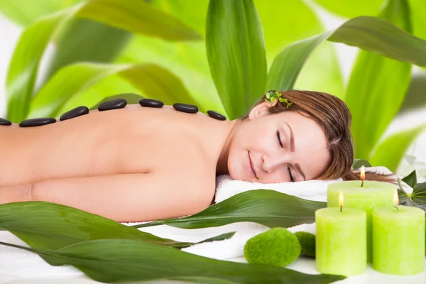 Mujer joven relajándose en el spa — Foto de Stock