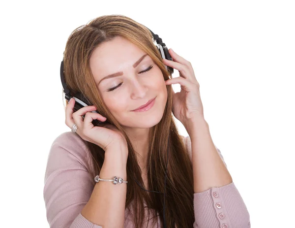 Jovem Mulher ouvindo música — Fotografia de Stock