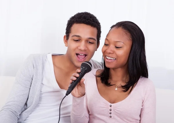 Couple Singing With Microphone — Stock Photo, Image