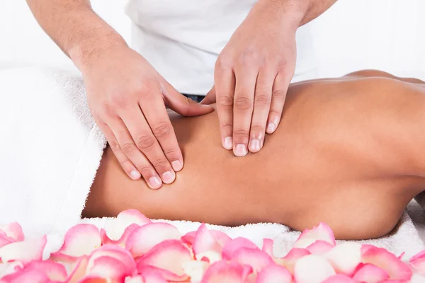 Vrouw ontvangende massage in spa — Stockfoto