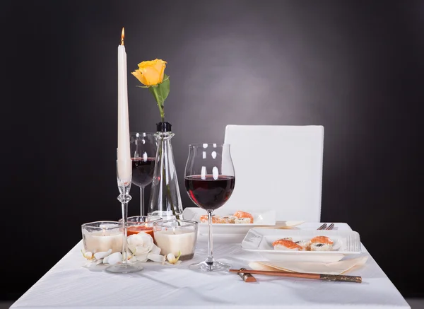 Portret van georiënteerde voedsel op gedecoreerde tafel — Stockfoto