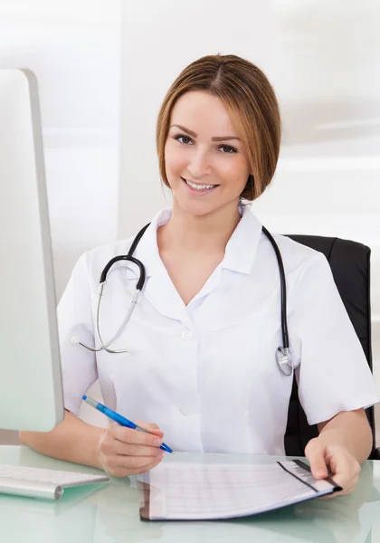 Retrato de médico feminino — Fotografia de Stock