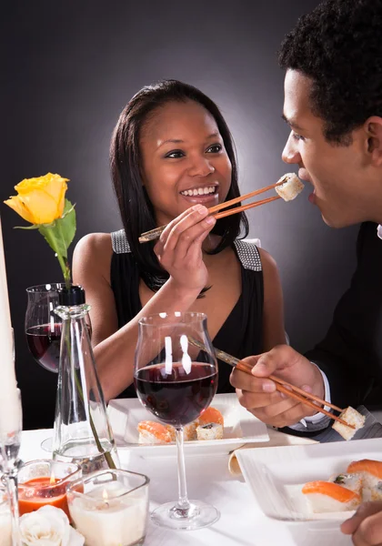 Weibchen füttern Männchen mit Sushi — Stockfoto