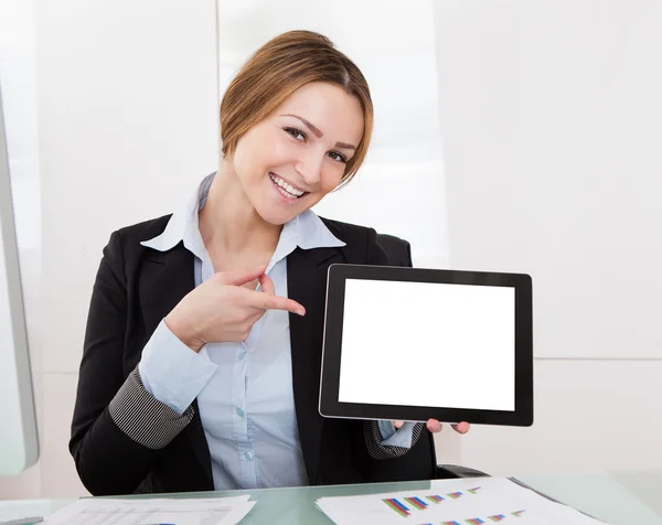 Kobieta wskazując na cyfrowy tablicowy — Zdjęcie stockowe