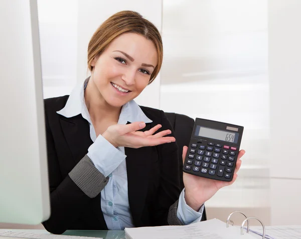 Mulher de negócios mostrando calculadora — Fotografia de Stock