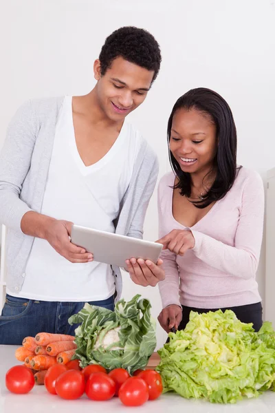 Couple With Vegetables And Digital Tablet — Stock Photo, Image