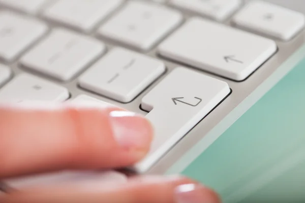 Tapez les mains sur le clavier — Photo