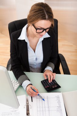 Ofiste çalışan iş kadını.