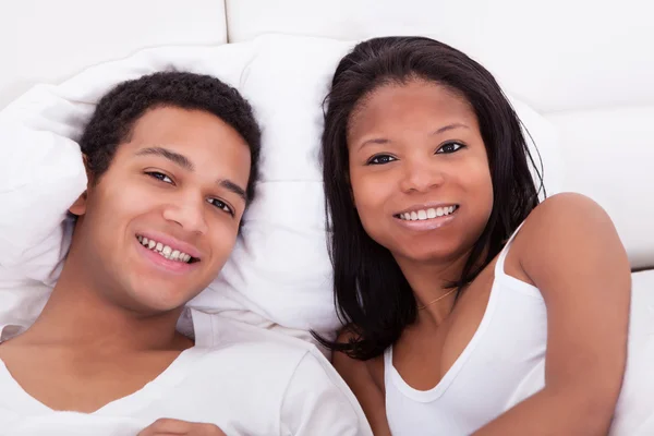 Pareja en la cama juntos — Foto de Stock