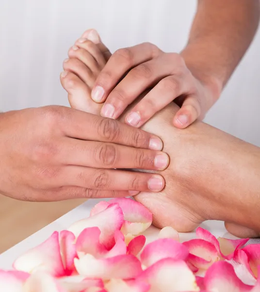 Hand Massaging Foot In Spa — Stock Photo, Image