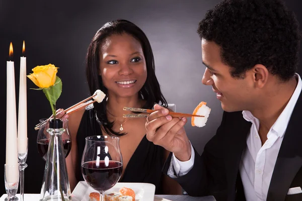 Casal romântico comer sushi — Fotografia de Stock