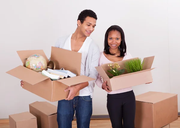 Casal transportando caixas em casa — Fotografia de Stock
