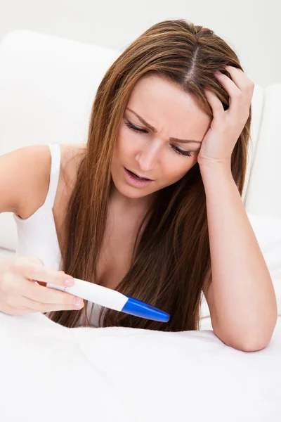 Vrouw die zwangerschapstest controleert — Stockfoto