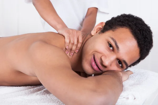 Homem recebendo massagem da mão feminina — Fotografia de Stock