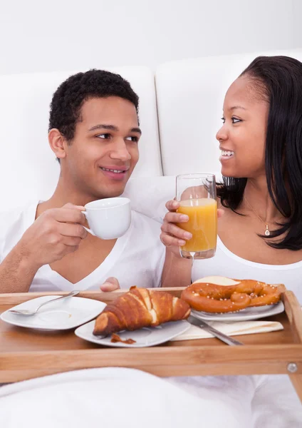 Casal tomando café da manhã — Fotografia de Stock