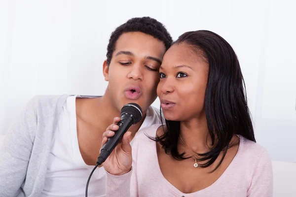Пара співає з мікрофоном — стокове фото