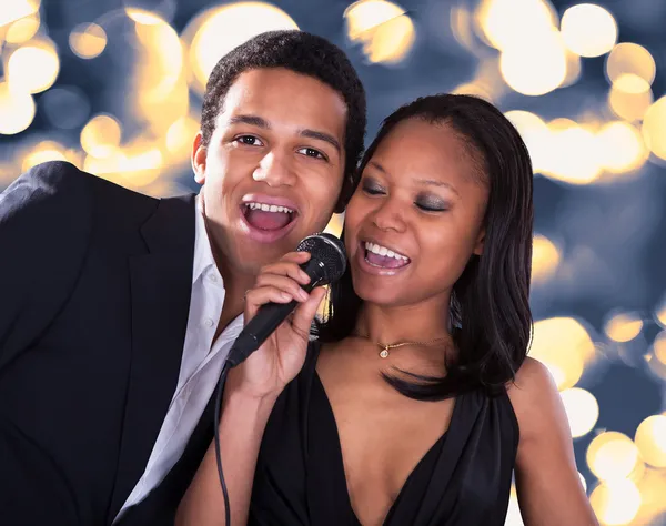 Afrikanisches Paar singt mit Mikrofon — Stockfoto