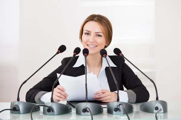 Empresária em conferência — Fotografia de Stock