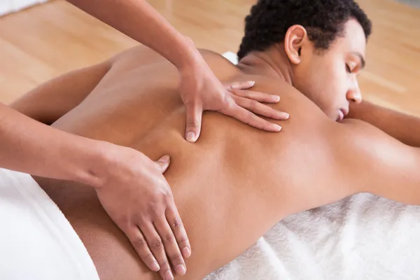 Člověk přijímá masáž od ženské ruky — Stock fotografie