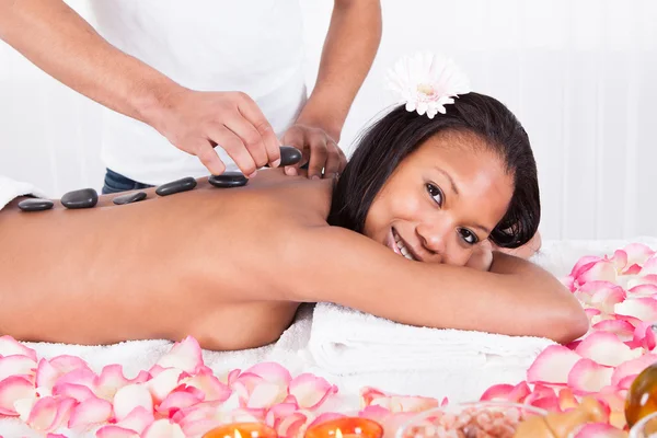 Colocando Lastone na mulher de volta — Fotografia de Stock