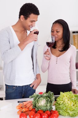 Genç çift şarap içiyor.