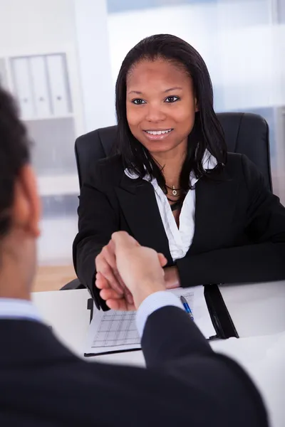 Twee business collega hand schudden — Stockfoto