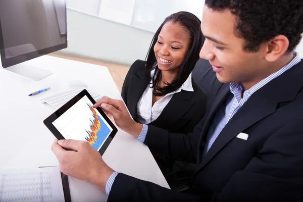 Twee zakenmensen kijken naar digitale Tablet PC — Stockfoto