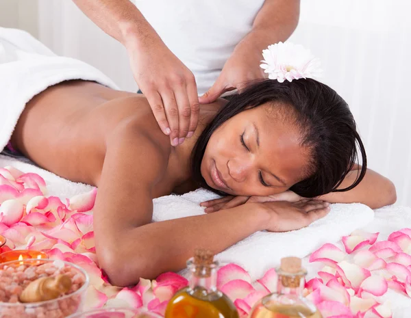 Mujer recibiendo masaje en spa — Foto de Stock