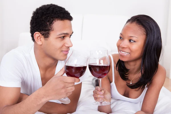 Paar stößt auf Wein an — Stockfoto
