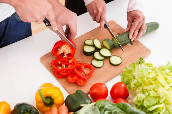 Paar hakken groenten — Stockfoto