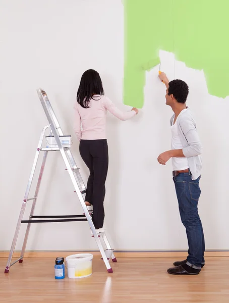 Pareja pintando la pared —  Fotos de Stock